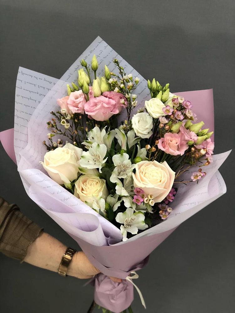 Букет цветов из: Альстромерии, Розы и Лизиантусы в Москве