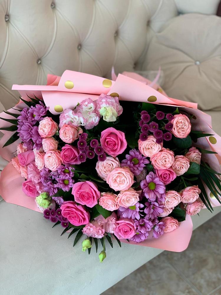 Букет цветов из: Хризантемы, Розы и Лизиантусы в Москве