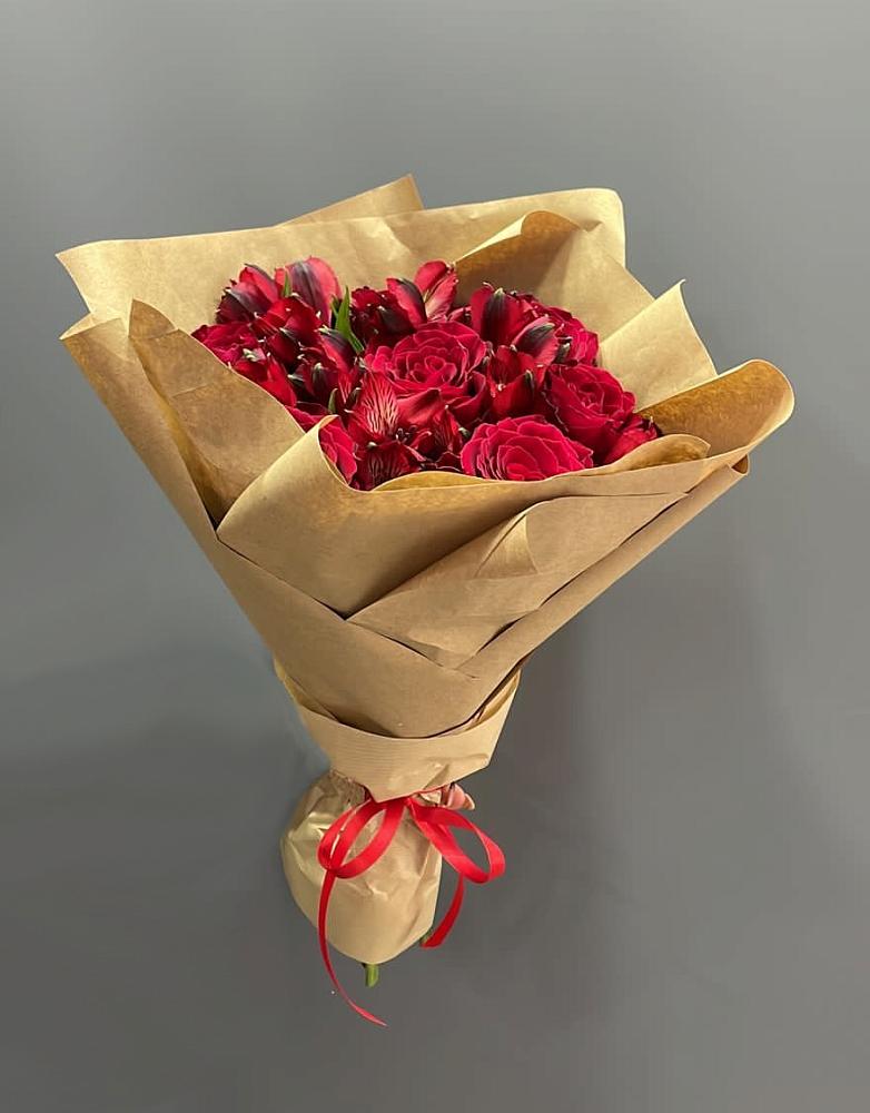 Букет прекрасной женщине в Москве Букет цветов из: Альстромерии и Розы в Москве