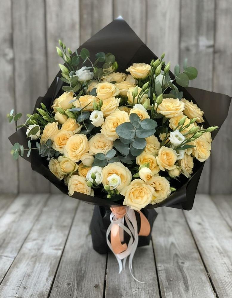 Букет цветов из: Розы и Лизиантусы в Москве