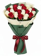 Микс из красных и белых роз в Москве Букет Микс из красных и белых роз в Москве