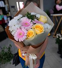 Букет цветов из:  Герберы, Розы и Хризантемы в Москве