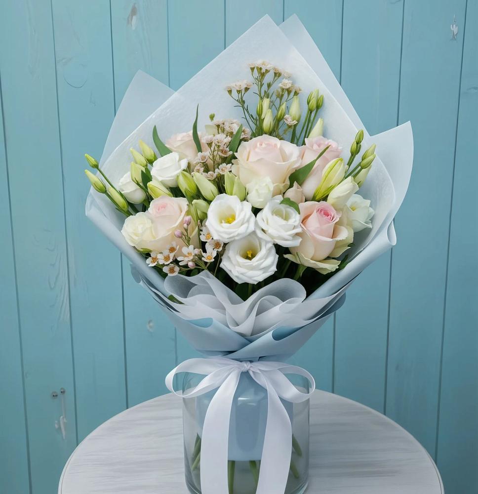 Букет цветов из: Розы и Лизиантусы в Москве