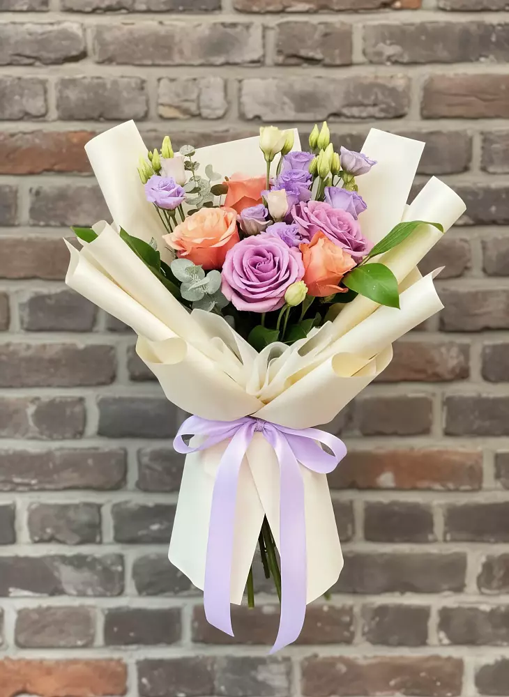 Букет цветов из: Лизиантусы и Розы в Москве