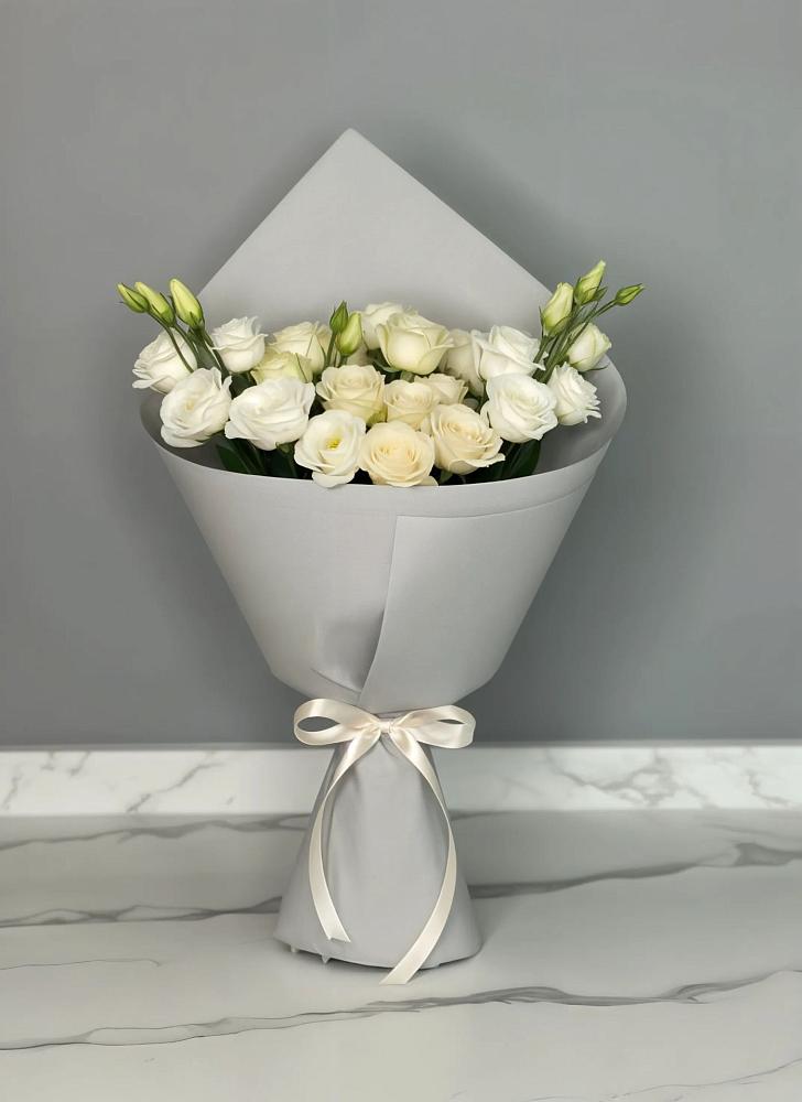 Букет цветов из: Розы и Лизиантусы в Москве