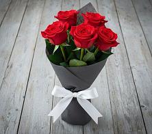 Букет 5 Красных роз Эдлесс Лав в Москве