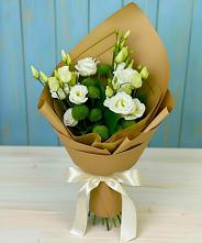 Букет цветов из:  Хризантемы и Лизиантусы в Москве