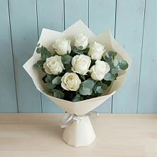Букет Белые розы в Эвкалипте в Москве