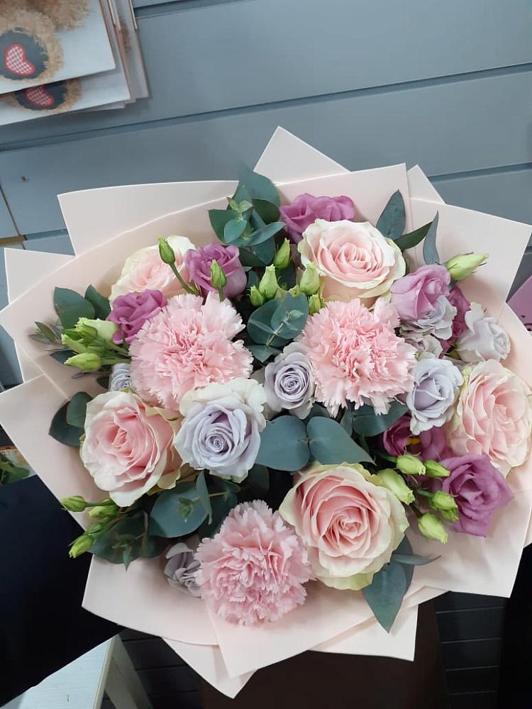 Букет обаятельный в Москве Букет цветов из: Розы, Гвоздики и Лизиантусы в Москве