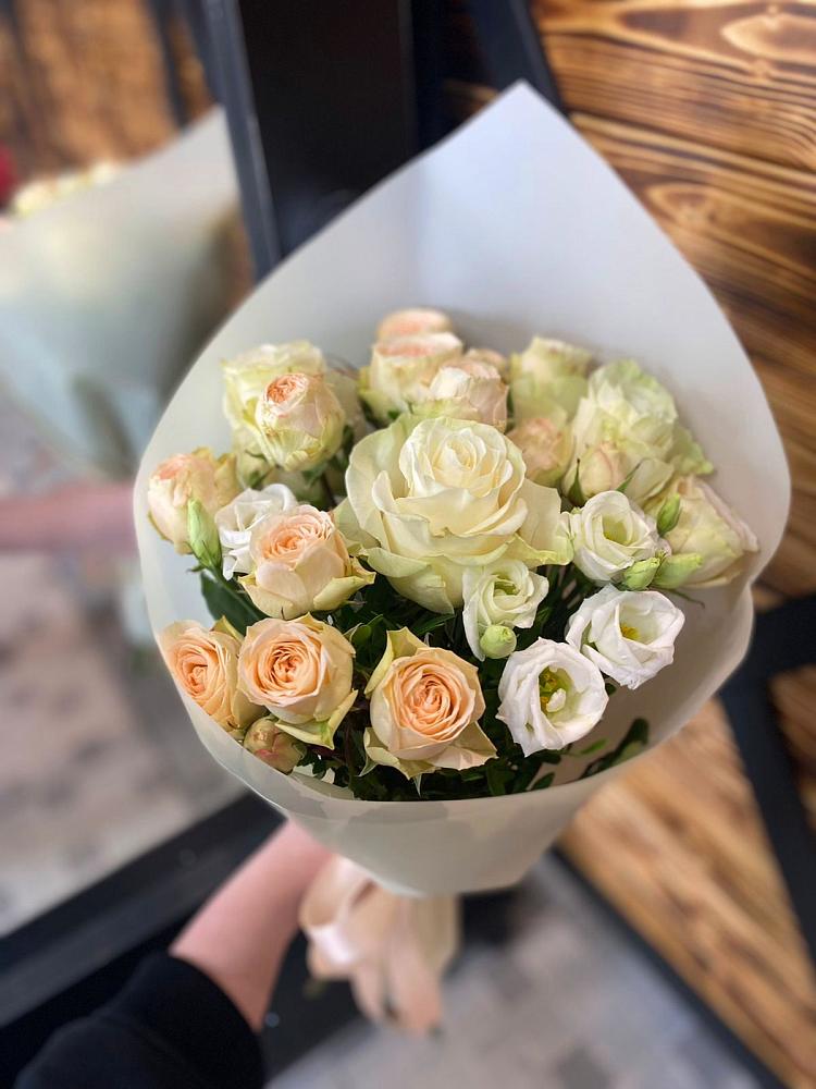 Букет цветов из: Розы и Лизиантусы в Москве