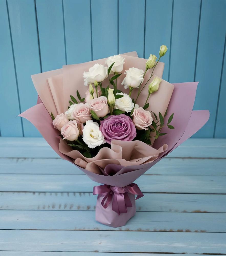 Букет цветов из: Розы и Лизиантусы в Москве